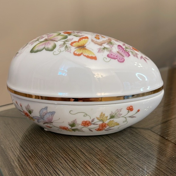 Vintage 1974 Avon Butterfly Fantasy Porcelain Treasure Egg - Trinket Box - Picture 3 of 16